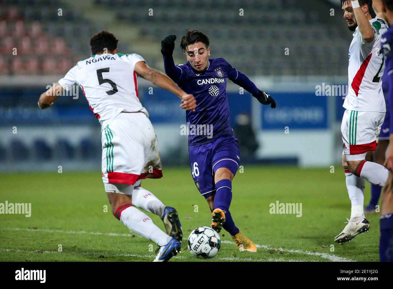 LEUVEN, BELGIO - GENNAIO 10: L-R: Anouar Ait El Hadj di Anderlecht durante la Pro League match tra OH Leuven e RSC Anderlecht allo stadio Eneco il 10 gennaio 2021 a Leuven, Belgio (Foto di Perry van de Leuvert/BSR AgencyOrange PicturesAlamy Live News) Foto Stock