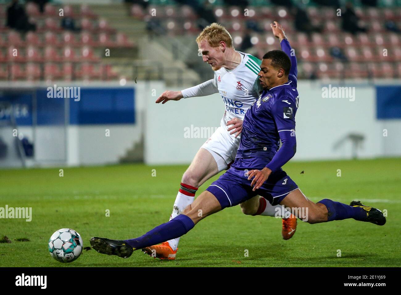 LEUVEN, BELGIO - GENNAIO 10: L-R: Vaclav Jemelka di OH Leuven, Lukas Nmecha di Anderlecht durante la Pro League match tra OH Leuven e RSC Anderlecht allo stadio Eneco il 10 gennaio 2021 a Leuven, Belgio (Foto di Perry van de Leuvert/BSR AgencyOrange PicturesAlamy Live News) Foto Stock