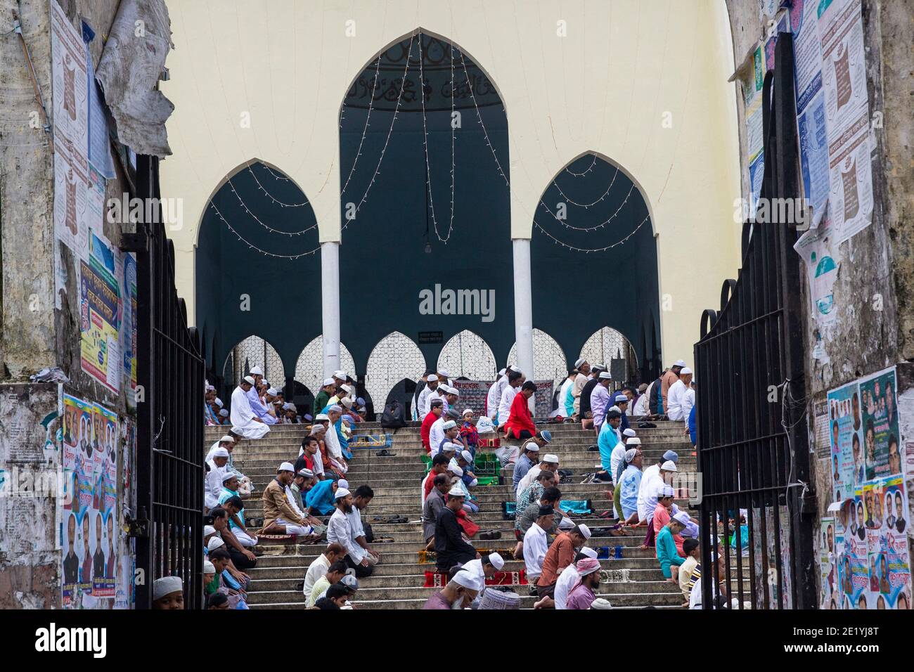 I musulmani prendono parte alle preghiere di Eid-ul-fitr alla moschea nazionale di Baitul Mokarram a Dhaka, Bangladesh. Foto Stock