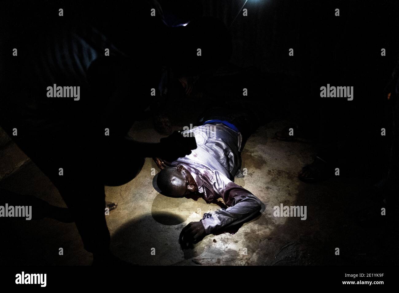 Un uomo è morto dopo essere stato ucciso dalle forze di sicurezza maliane durante violente proteste nella capitale Bamako. 11 luglio 2020 Foto Stock