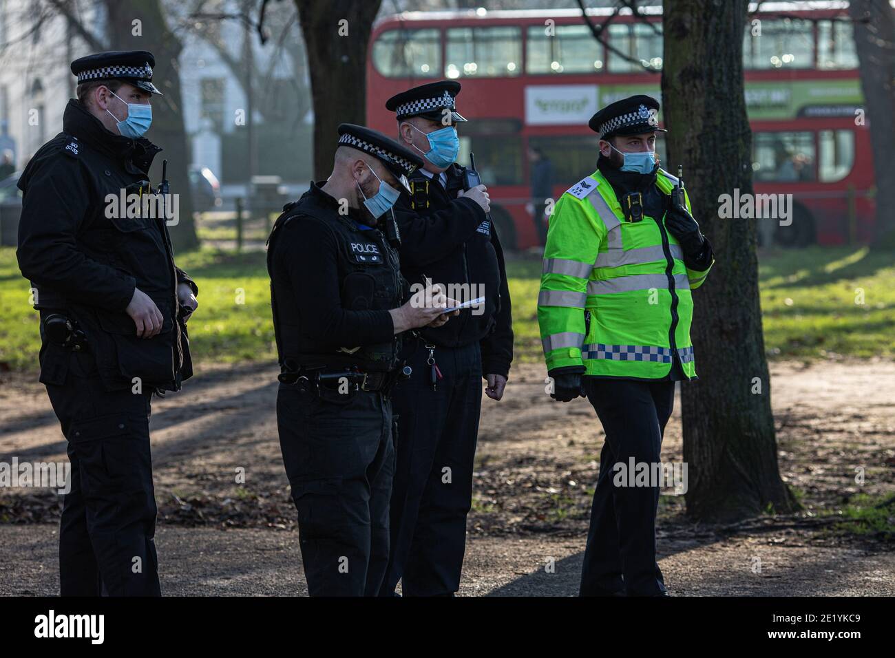 Coronavirus: Pattuglie del Parco della polizia. Polizia pattuglia sul Clapham Common Park esercitando e applicando le attuali restrizioni di raccolta dei coronavirus. Polizia Foto Stock