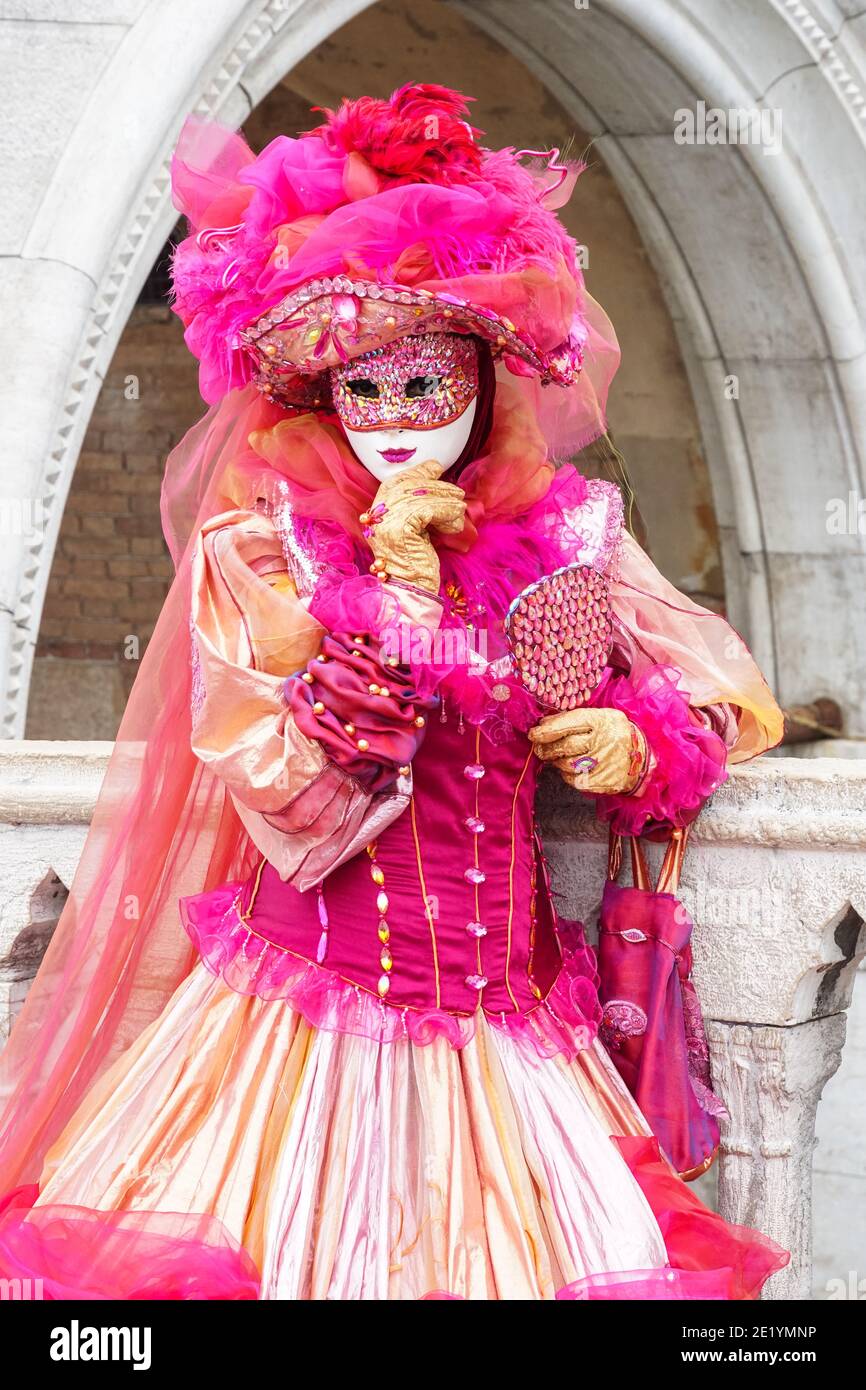 Donna vestita in costume tradizionale decorato e maschera dipinta durante il Carnevale di Venezia Foto Stock