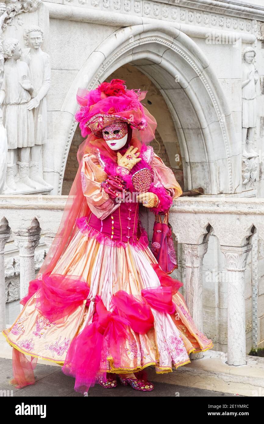Donna vestita in costume tradizionale decorato e maschera dipinta durante il Carnevale di Venezia Foto Stock