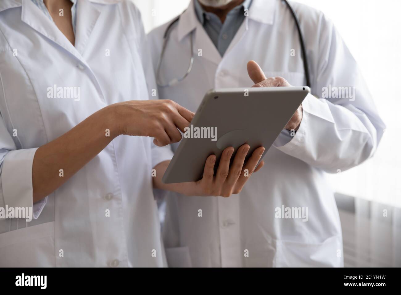 Primo piano due operatori medici che utilizzano un tablet per computer digitali. Foto Stock