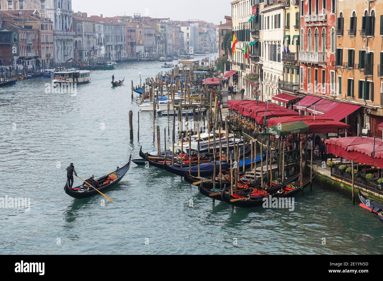 Barche e gondole sul Canal Grande a Venezia, Italia Foto Stock