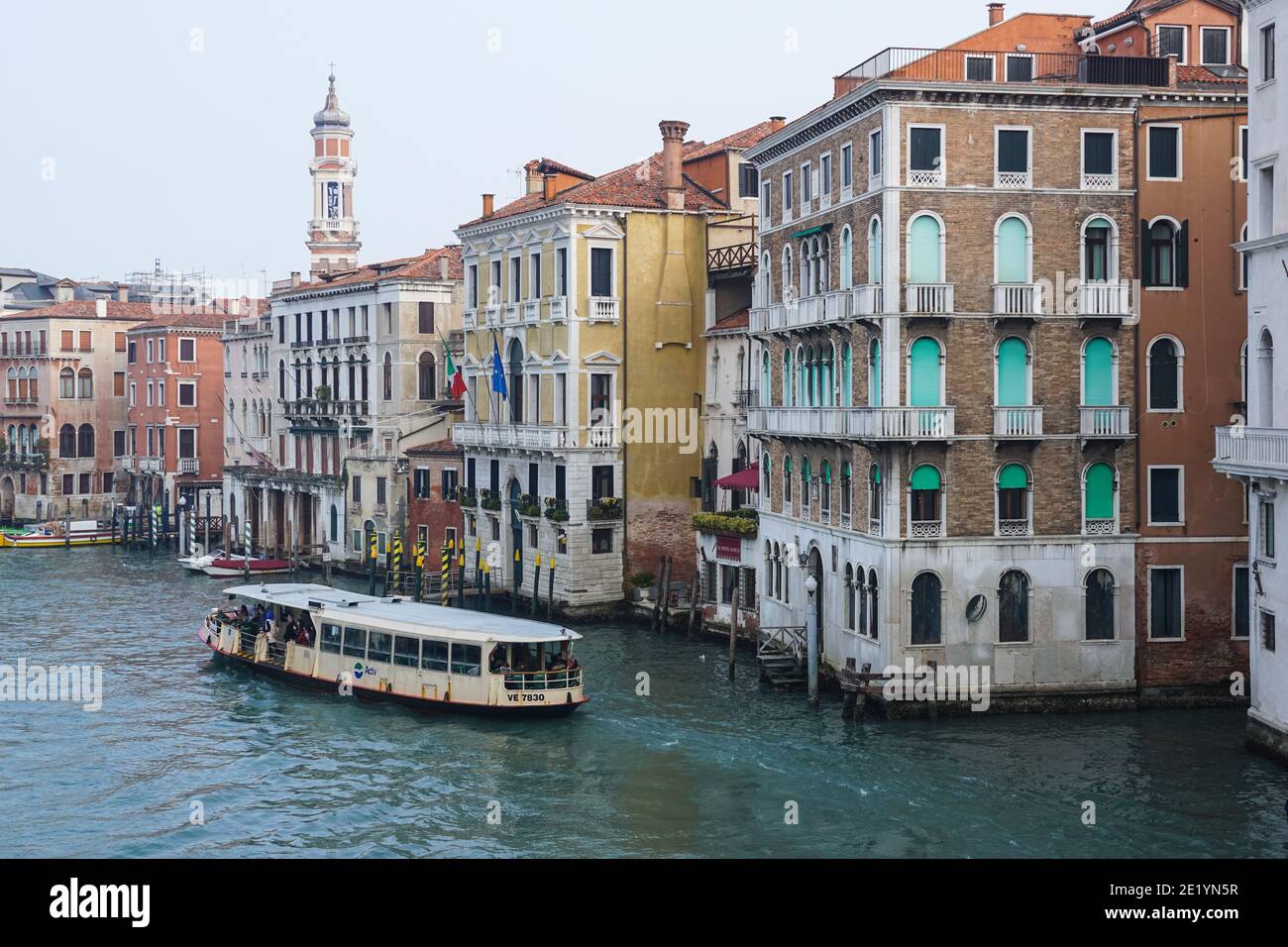 Vecchi edifici tradizionali veneziani e vaporetto sul Canal Grande a Venezia Foto Stock