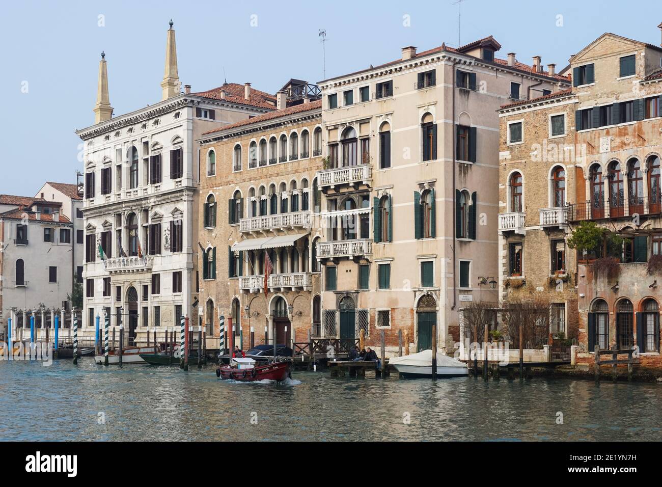 Vecchi edifici tradizionali veneziani sul Canal Grande a Venezia, Italia Foto Stock