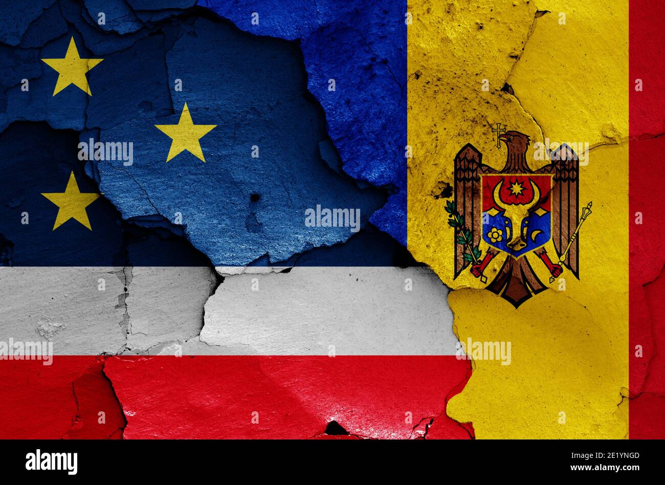Bandiere di Gagauzia e Moldavia dipinte su pareti incrinate Foto Stock
