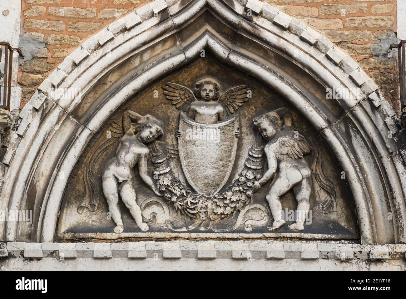 Sculture ornamentali religiose sulla facciata anteriore di un edificio a Venezia Foto Stock