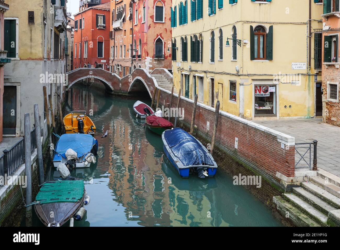 Turisti sul ponte del Paradiso sul canale Rio del mondo Novo nel sestiere di Castello, Venezia, Italia Foto Stock