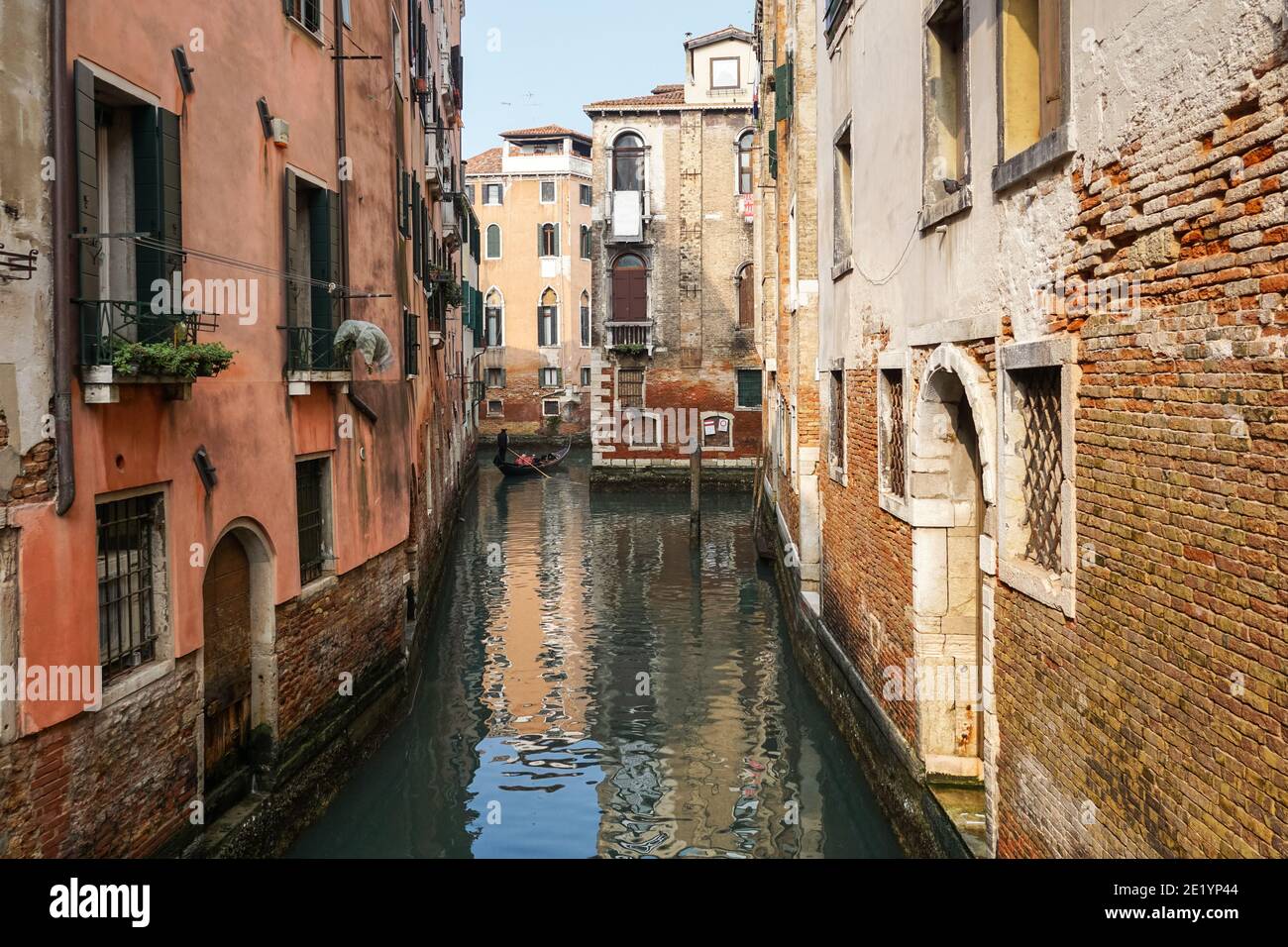 Vecchi edifici tradizionali veneziani sul canale rio della Fava a Venezia Foto Stock