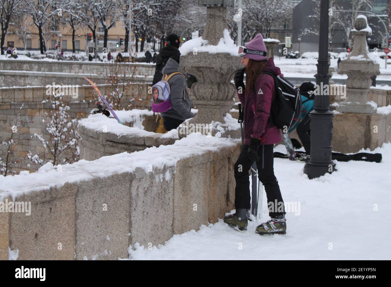 La tempesta `Filomena` ha coperto le strade, i marciapiedi e gli edifici di Madrid Spagna con una coperta di neve bianca nel gennaio 2021. /ANA BORNAY Foto Stock