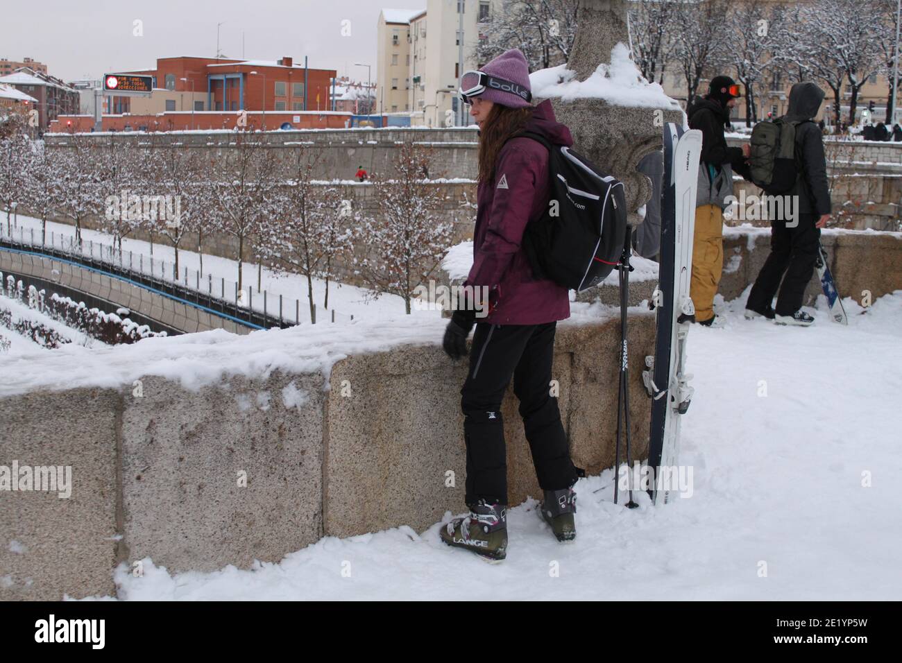 La tempesta `Filomena` ha coperto le strade, i marciapiedi e gli edifici di Madrid Spagna con una coperta di neve bianca nel gennaio 2021. /ANA BORNAY Foto Stock