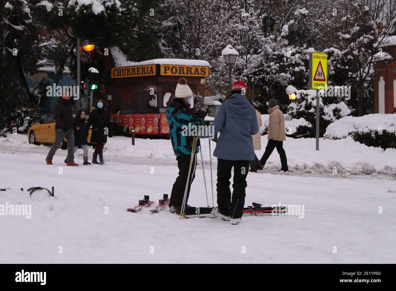 La tempesta `Filomena` ha coperto le strade, i marciapiedi e gli edifici di Madrid Spagna con una coperta di neve bianca nel gennaio 2021. /ANA BORNAY Foto Stock