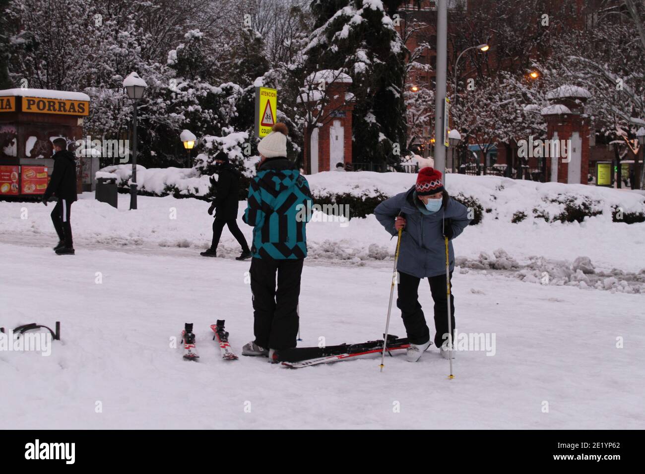 La tempesta `Filomena` ha coperto le strade, i marciapiedi e gli edifici di Madrid Spagna con una coperta di neve bianca nel gennaio 2021. /ANA BORNAY Foto Stock