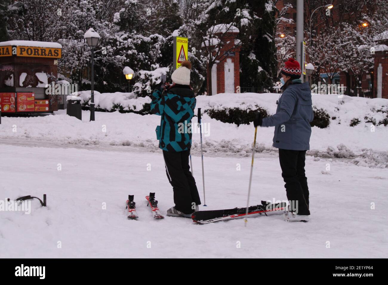La tempesta `Filomena` ha coperto le strade, i marciapiedi e gli edifici di Madrid Spagna con una coperta di neve bianca nel gennaio 2021. /ANA BORNAY Foto Stock