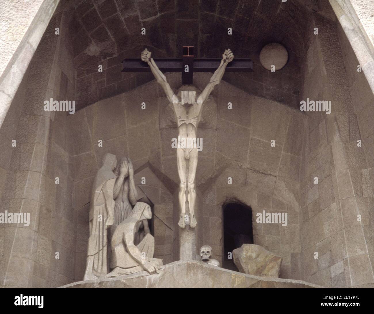 DEVIAZIONE DE LA FACHADA DE LA PASION - S XX. AUTORE: JOSEP MARIA SUBARACHS. Località: SAGRADA FAMILIA. Barcellona. SPAGNA. SANTA VERONICA. CRISTO CCRUCICADO. Foto Stock