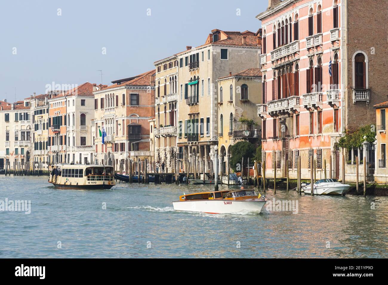 Vecchi edifici tradizionali veneziani sul Canal Grande a Venezia, Italia, Foto Stock