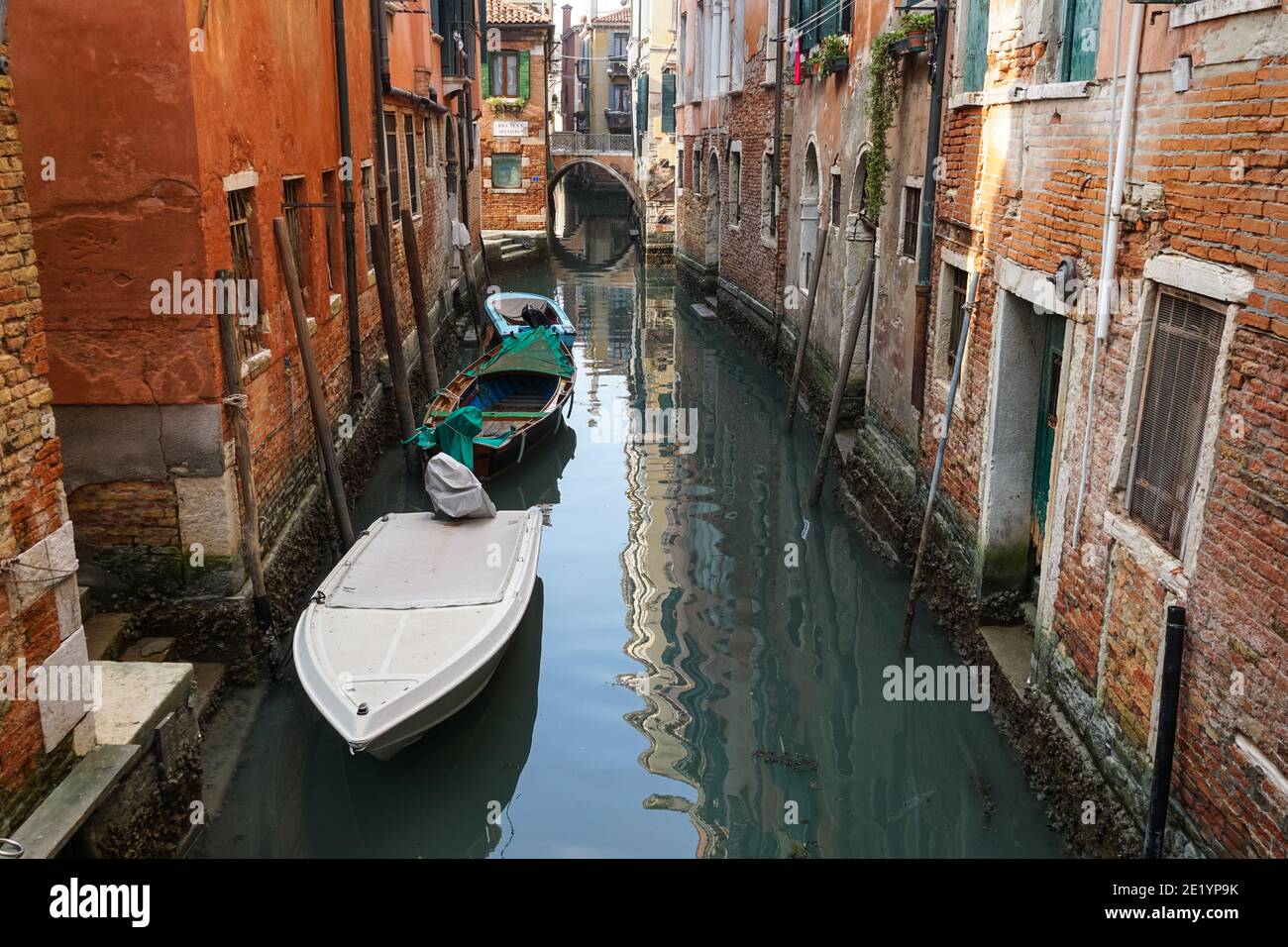 Vecchi edifici in mattoni veneziani tradizionali intorno ad un canale a Venezia, Italia Foto Stock