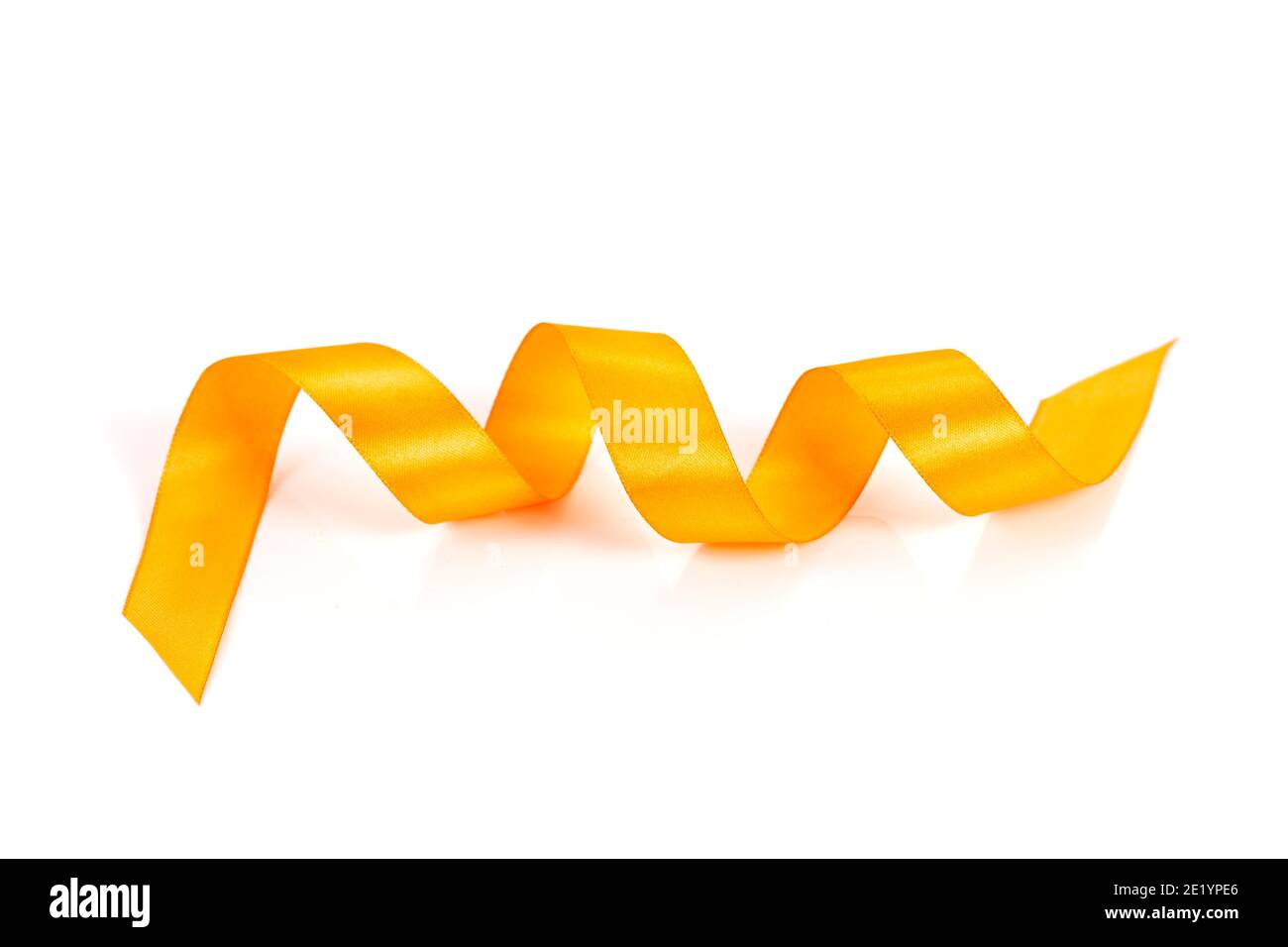 Nastro satinato oro brillante su sfondo bianco. Foto Stock