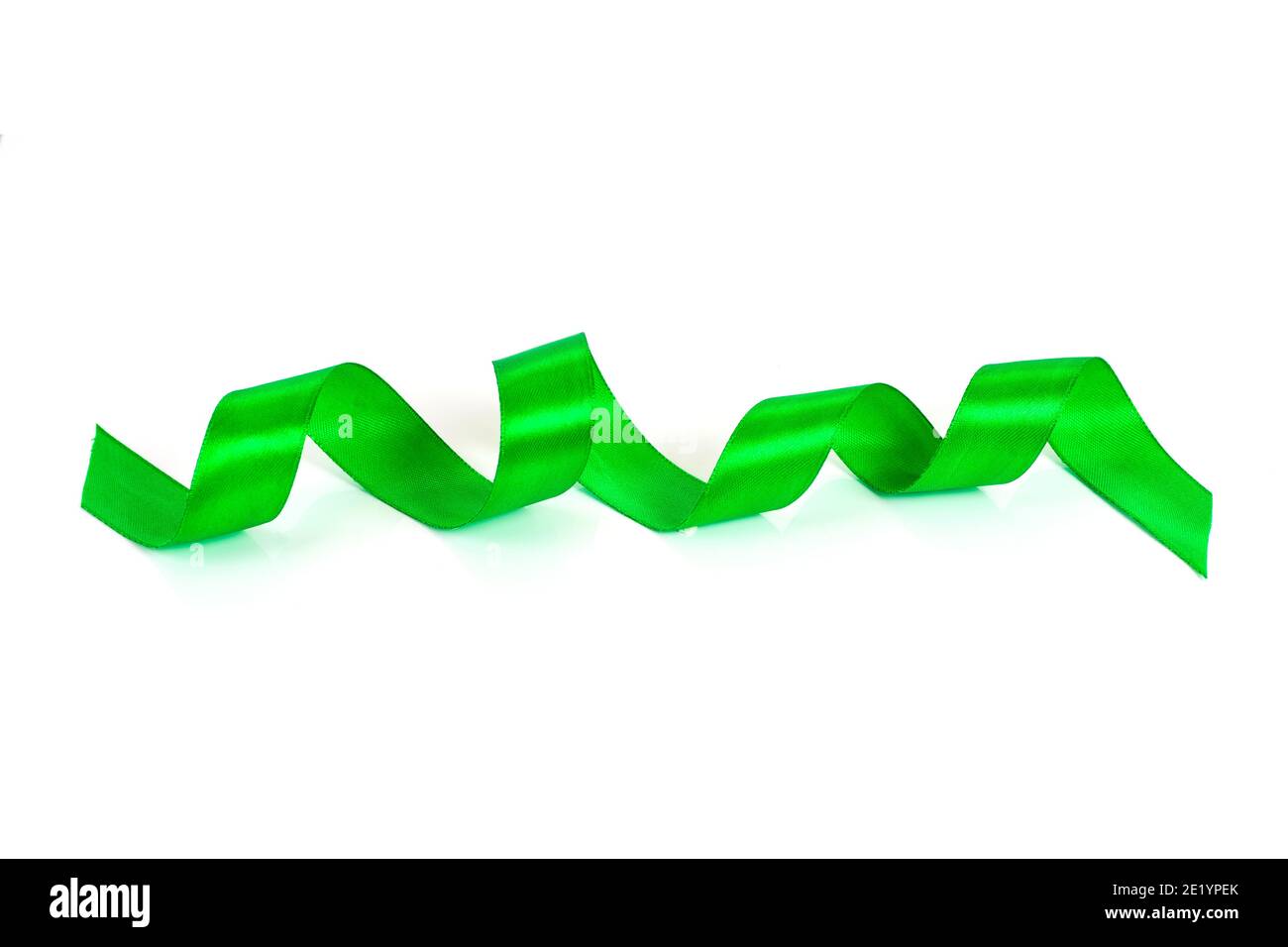 Nastro satinato verde brillante su sfondo bianco. Foto Stock
