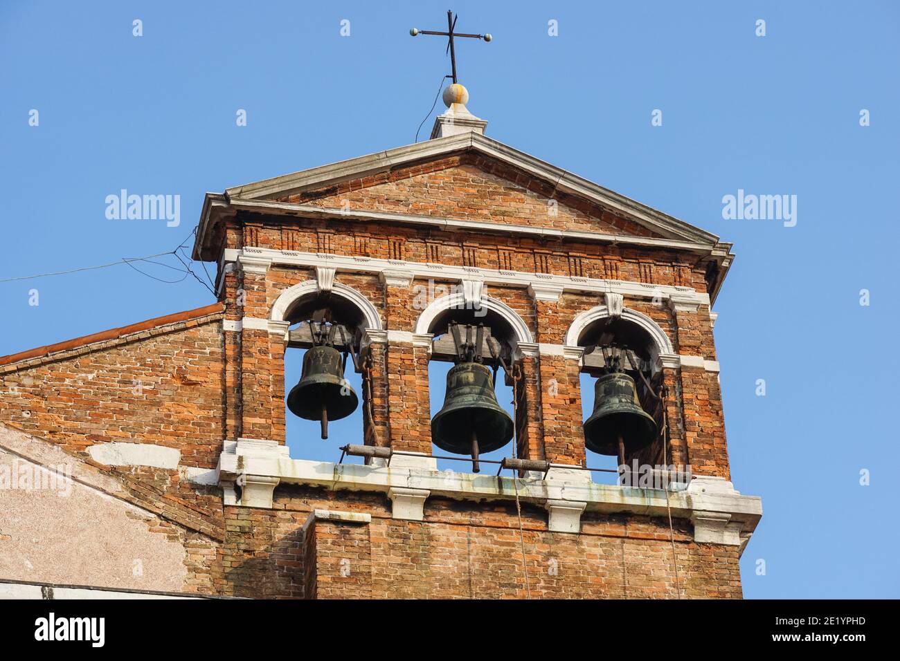 Tre campane al campanile della chiesa di Venezia Foto Stock