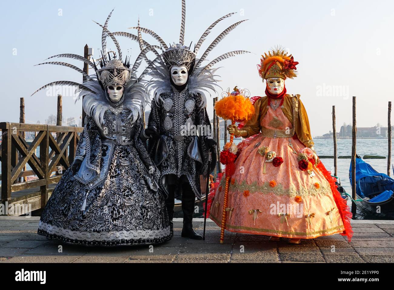 Maschere colorate del carnevale di venezia immagini e fotografie stock ad  alta risoluzione - Alamy