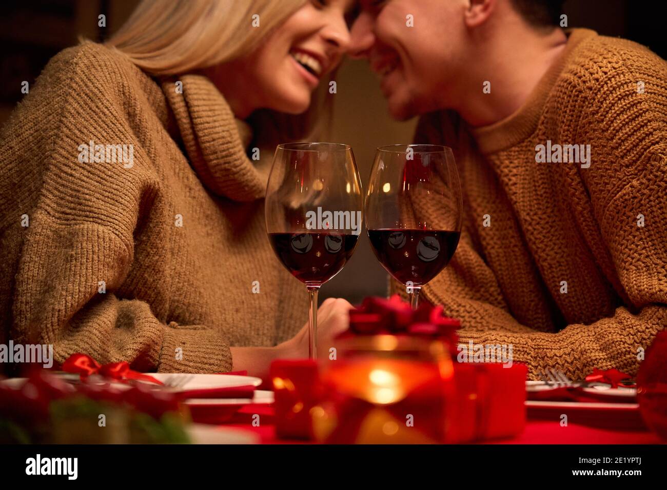 Buona coppia che festeggia il giorno di San Valentino con vino rosso. Foto Stock