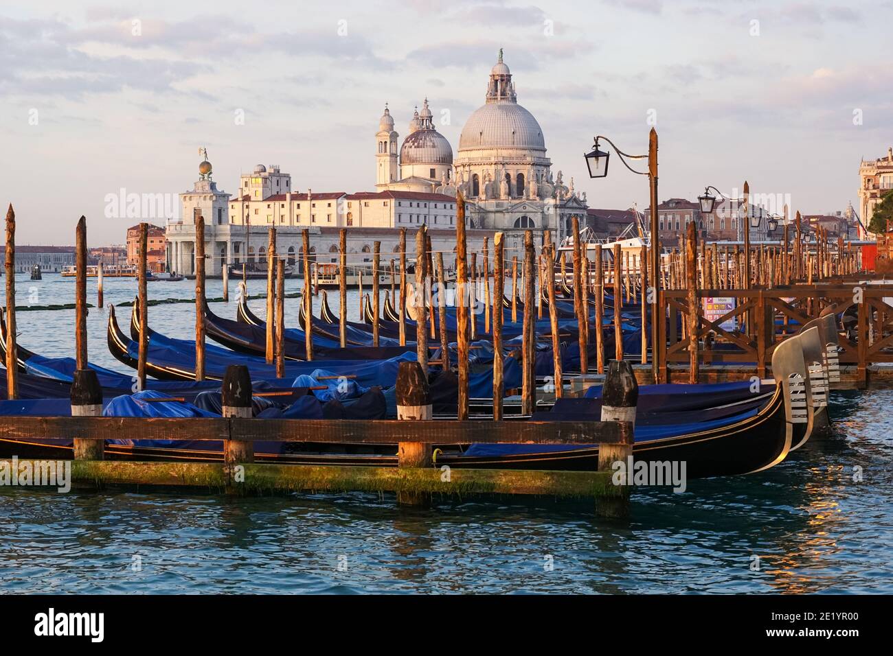 Gondola veneziana all'alba, gondole ormeggiate a Venezia con la basilica di Santa Maria della Salute sullo sfondo, Italia Foto Stock