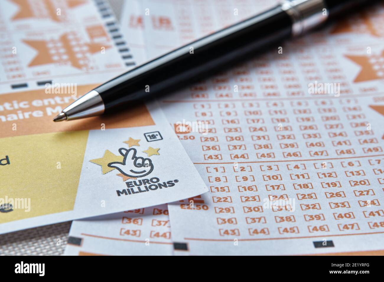 Stafford, Regno Unito - Novembre 10 2020: Carte e penna per lotteria Euromilions. Euromilions è la lotteria più grande d'Europa. Concetto. Foto Stock
