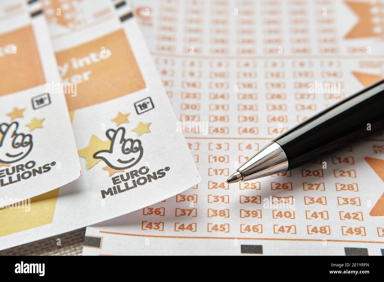 Stafford, Regno Unito - Novembre 10 2020: Carte e penna per lotteria Euromilions. Euromilions è la lotteria più grande d'Europa. Concetto. Foto Stock