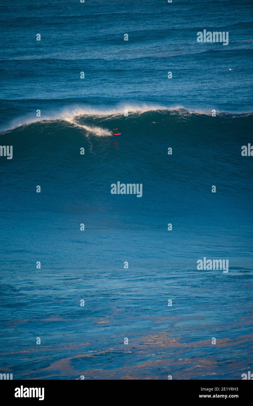 Big Wave Surfing, Nazare 29/10/20. Uno dei giorni più grandi mai surfati come l'uragano Epsilon ha portato uno storico sgozzamento Nord Atlantico. Foto Stock