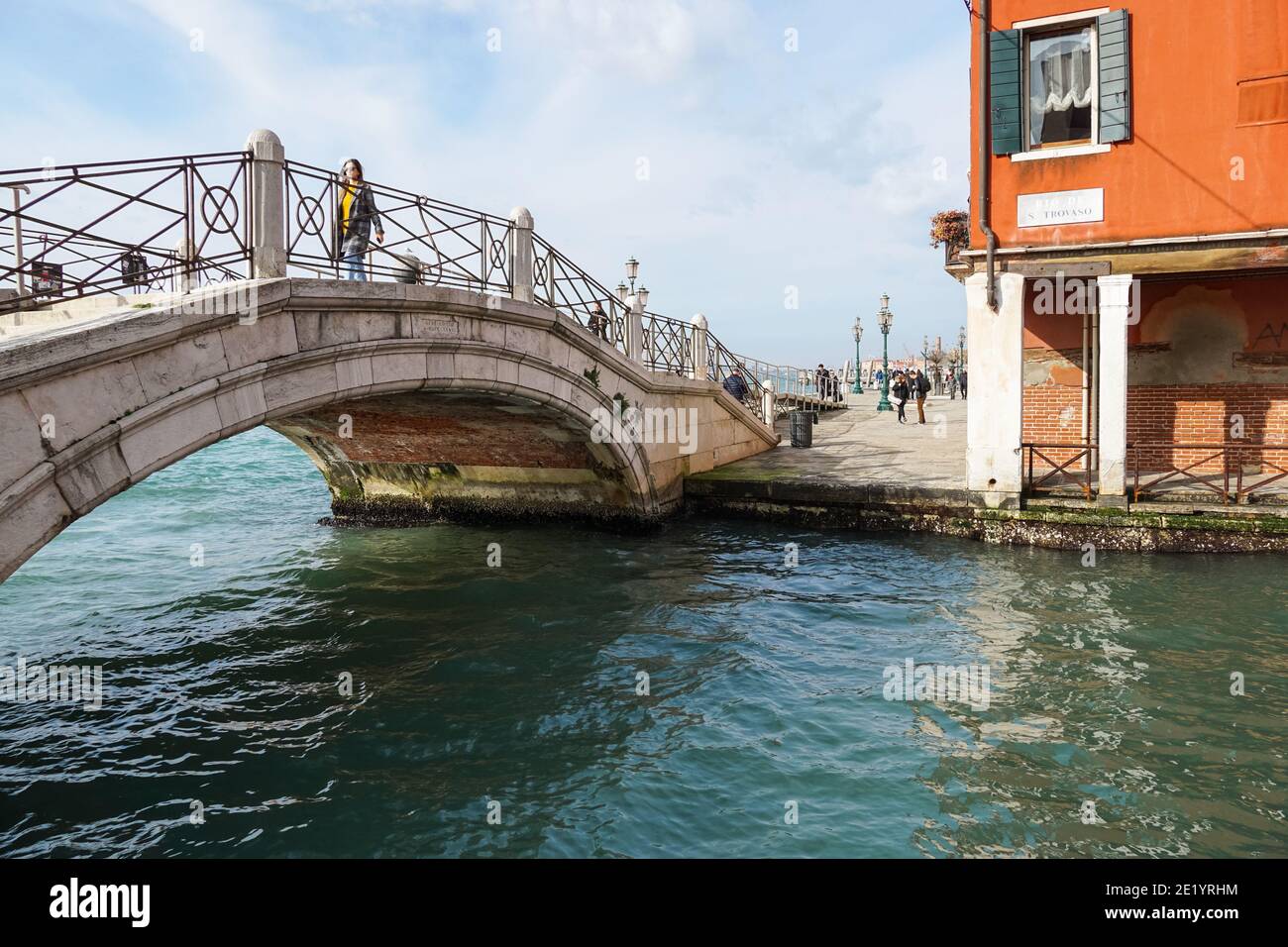 Turisti sul ponte di Ponte Longo nel sestiere di Dorsoduro, Venezia, Italia Foto Stock