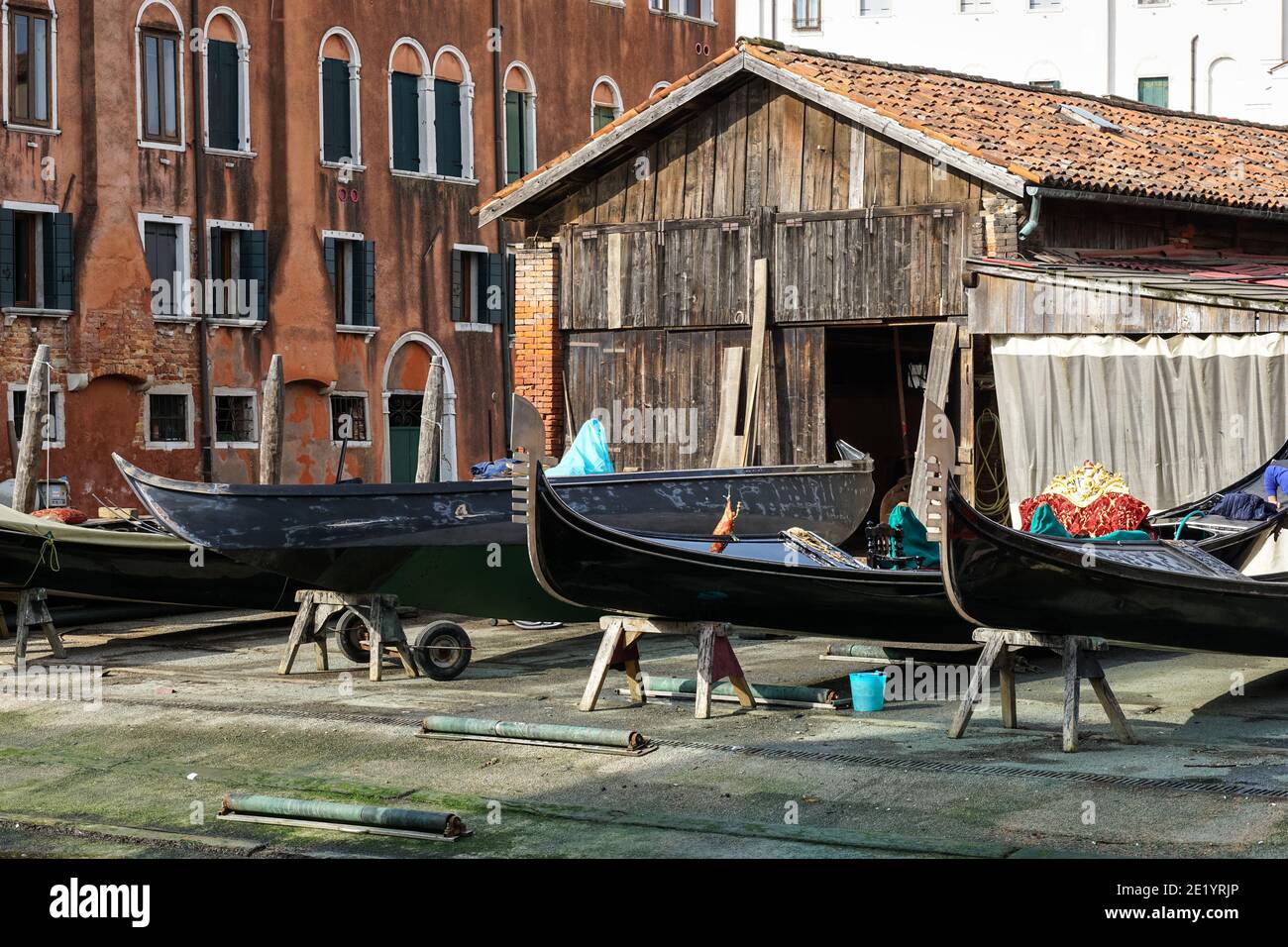 Squero di San Trovaso tradizionale cantiere per la produzione di gondole nel sestiere di Dorsoduro, Venezia, Italia Foto Stock