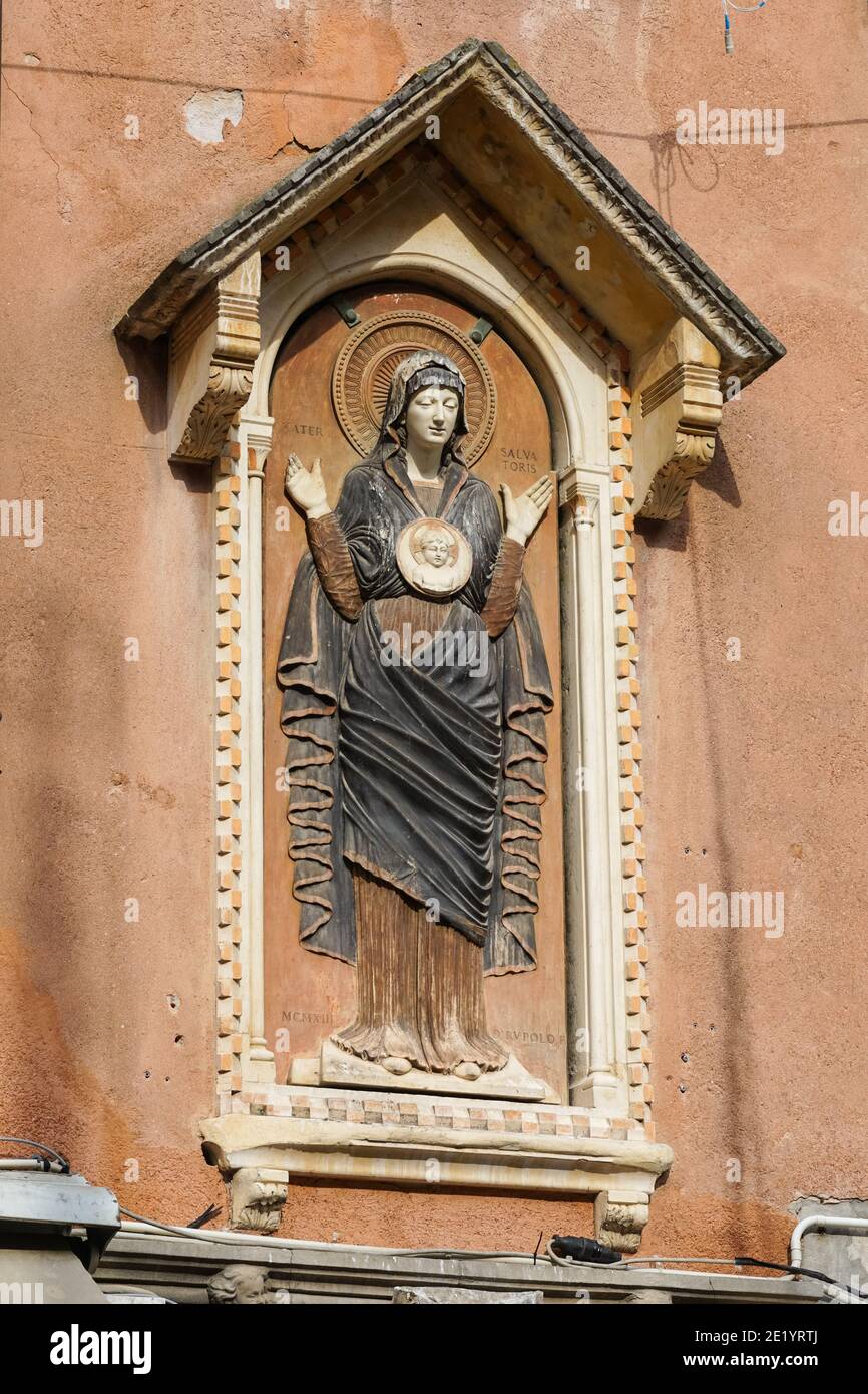 Santuario sulla facciata anteriore di un edificio in campo San Luca a Venezia Foto Stock