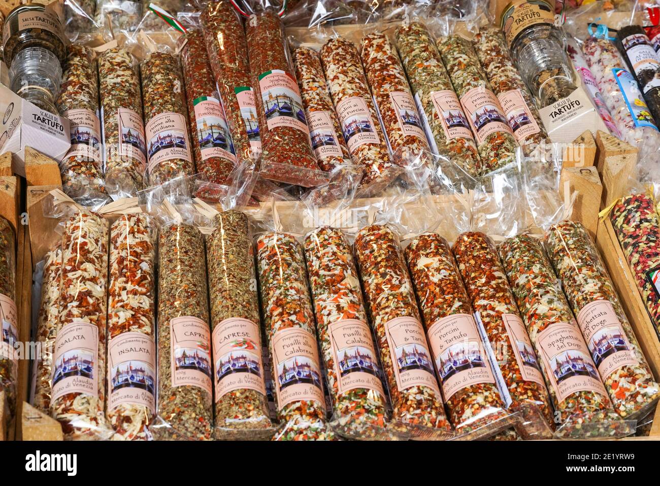 Spezie in vendita presso la bancarella del mercato di Rialto a Venezia Foto Stock