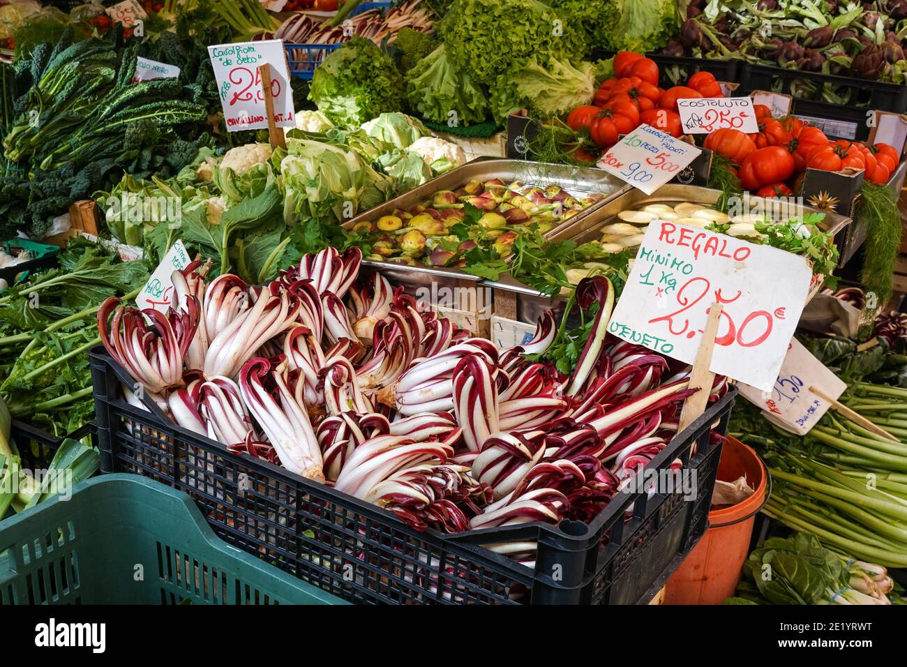 Cicoria italiana chiamata radicchio per la vendita al mercato di Rialto a Venezia Foto Stock