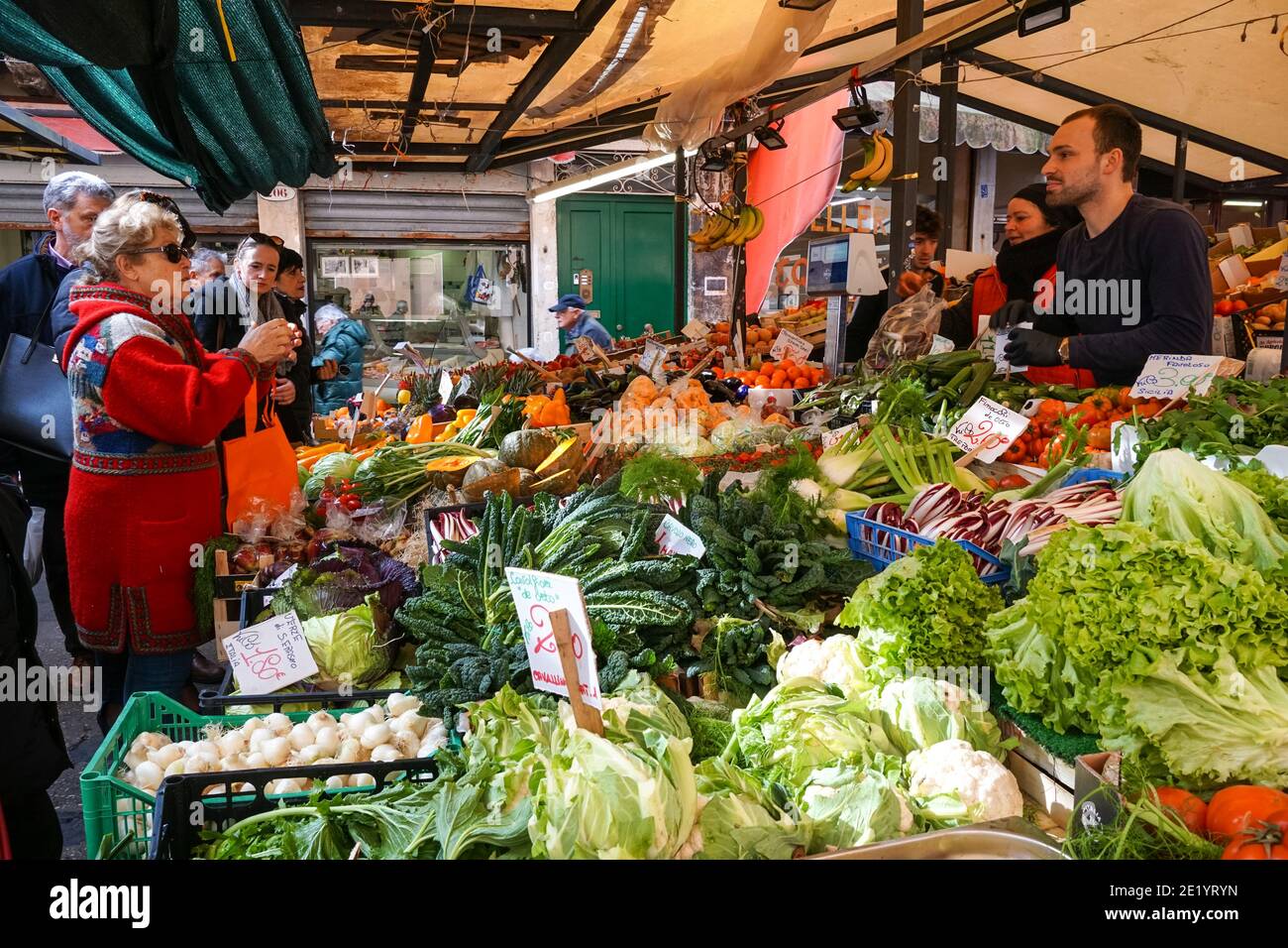 Tradizionale bancarella di cibo fresco al mercato di Rialto a Venezia, Italia Foto Stock