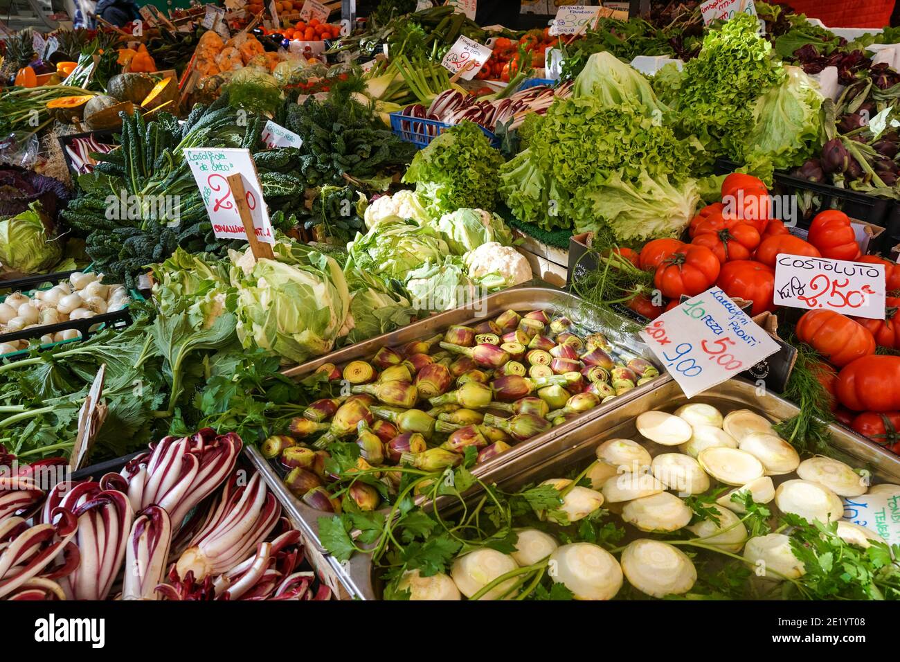 Tradizionale bancarella di cibo fresco al mercato di Rialto a Venezia, Italia Foto Stock