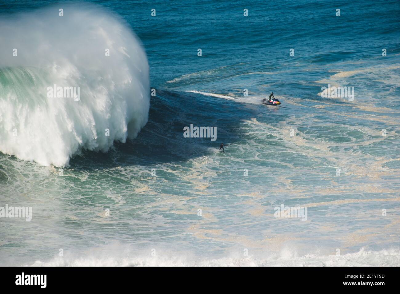 Big Wave Surfing, Nazare 29/10/20. Uno dei giorni più grandi mai surfati come l'uragano Epsilon ha portato uno storico sgozzamento Nord Atlantico. Foto Stock