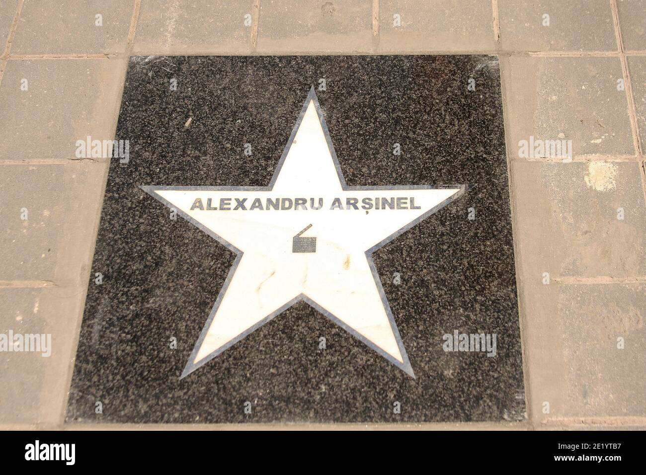 Walk of Fame (Aleea Celebritatilor), Bucarest, Romania. La stella che onora l'attore Alexandru Arșinel. Foto Stock