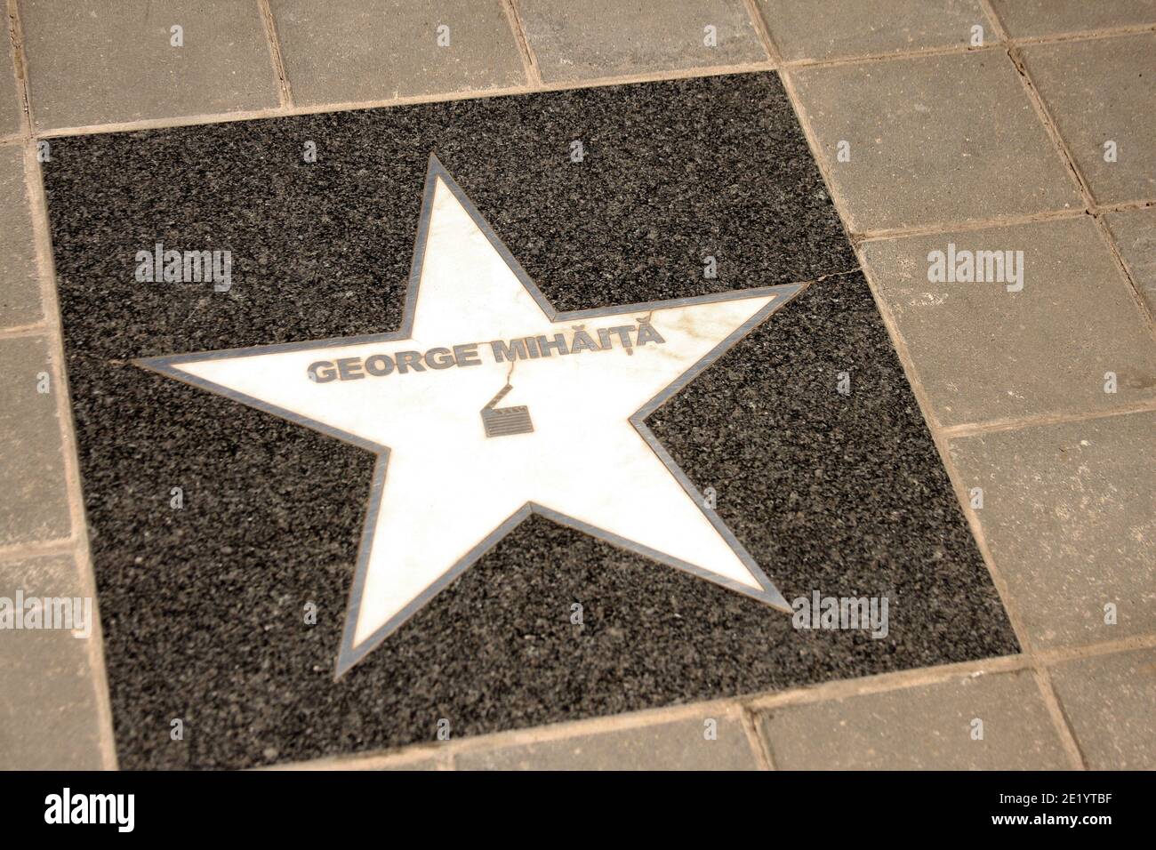 Walk of Fame (Aleea Celebritatilor), Bucarest, Romania. La stella che onora l'attore e regista George Mihaita. Foto Stock