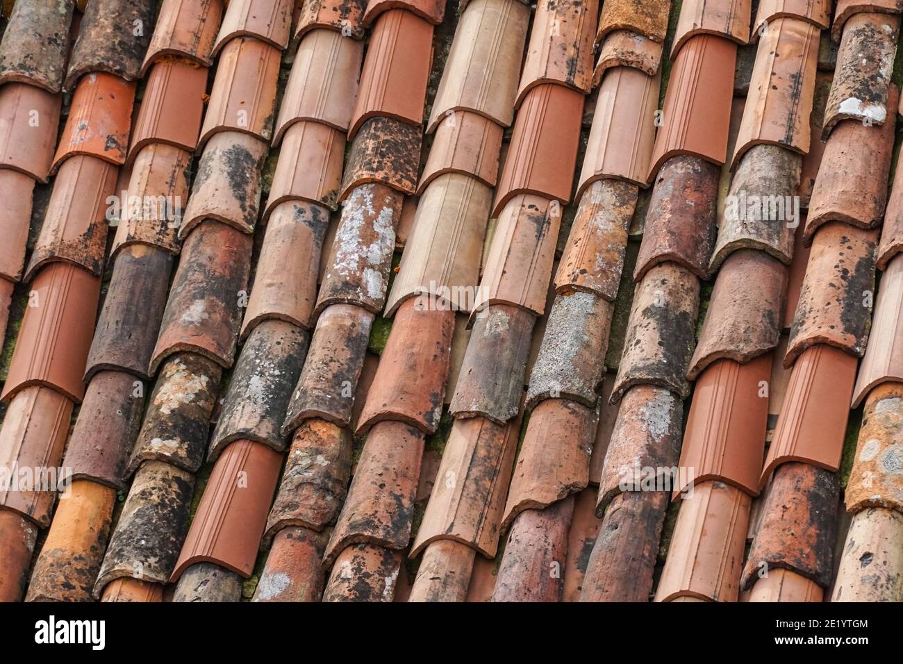 vecchie e nuove tegole in argilla sul tetto Foto Stock