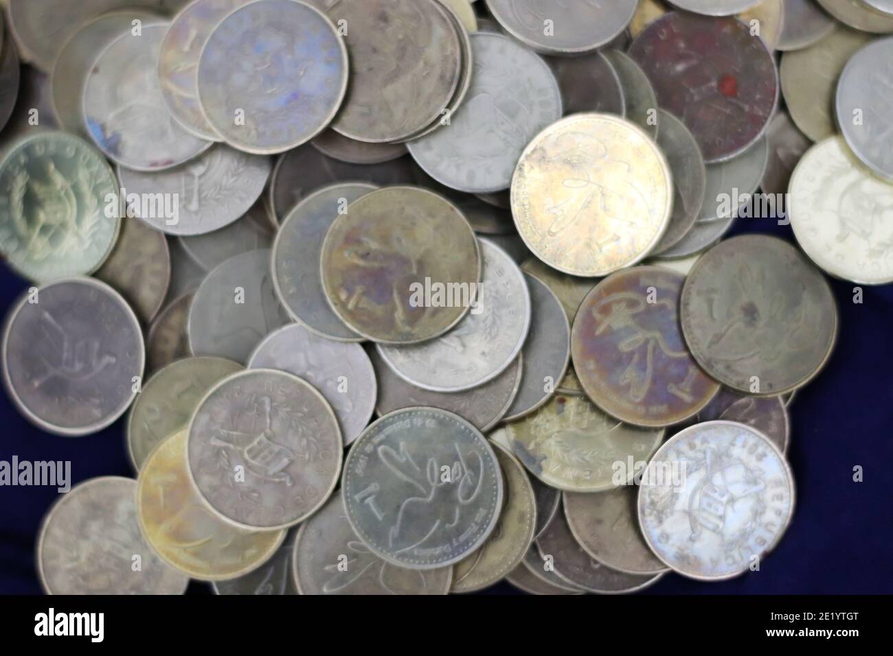 monete guatemalteche e mucchio di contanti Foto Stock