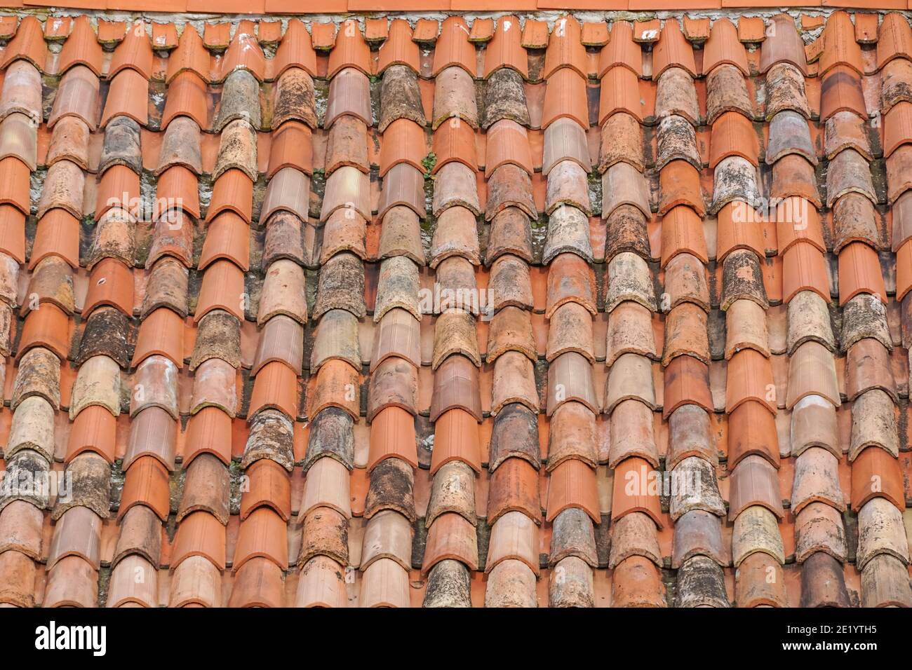 vecchie e nuove tegole in argilla sul tetto Foto Stock