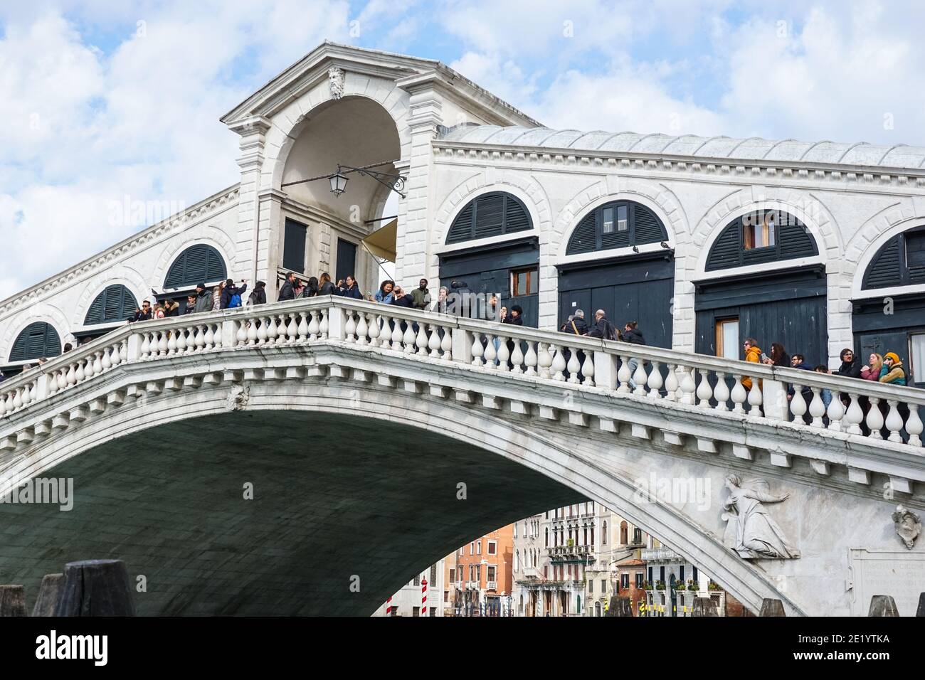 Il Ponte di Rialto sul Canal Grande a Venezia Foto Stock