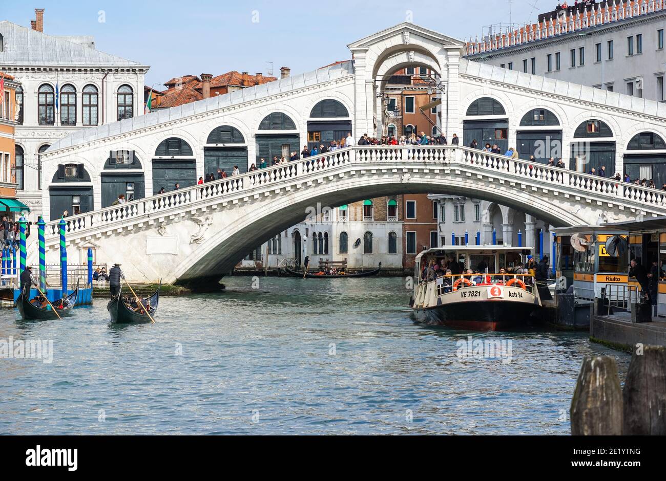 Il Ponte di Rialto sul Canal Grande a Venezia Foto Stock