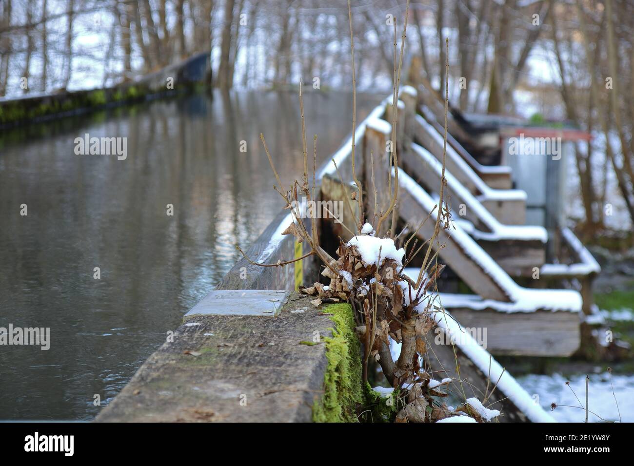 vista sulla presa d'acqua per una ruota dell'acqua Foto Stock