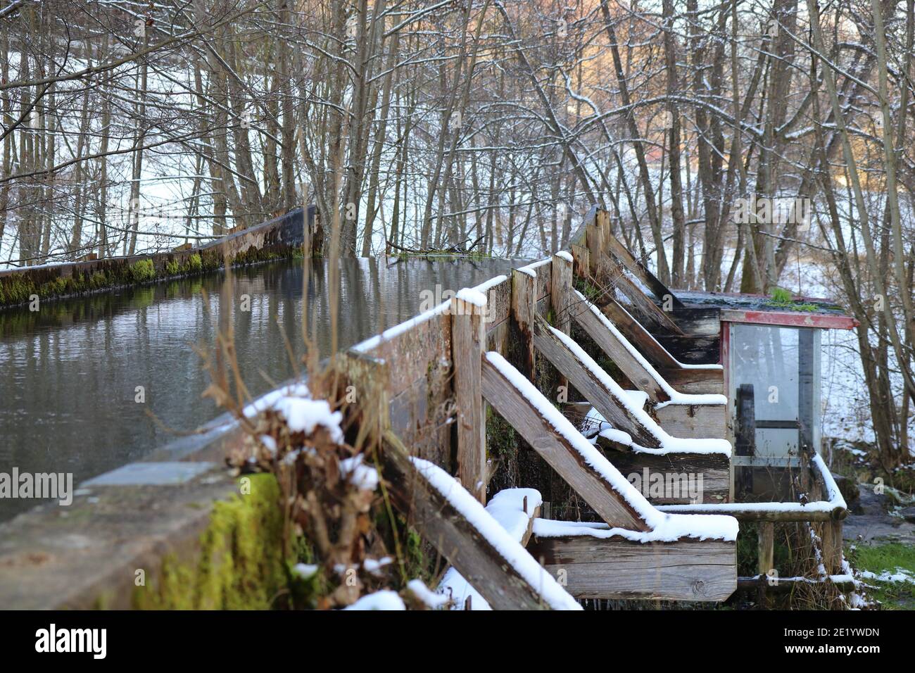 vista sulla presa d'acqua per una ruota dell'acqua Foto Stock