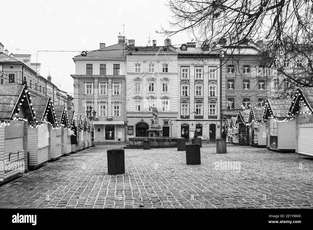 Lviv, Ucraina - 10 gennaio 2021: Mercatino di Natale di Lviv 2021 durante la quarantena COVID-19 Foto Stock